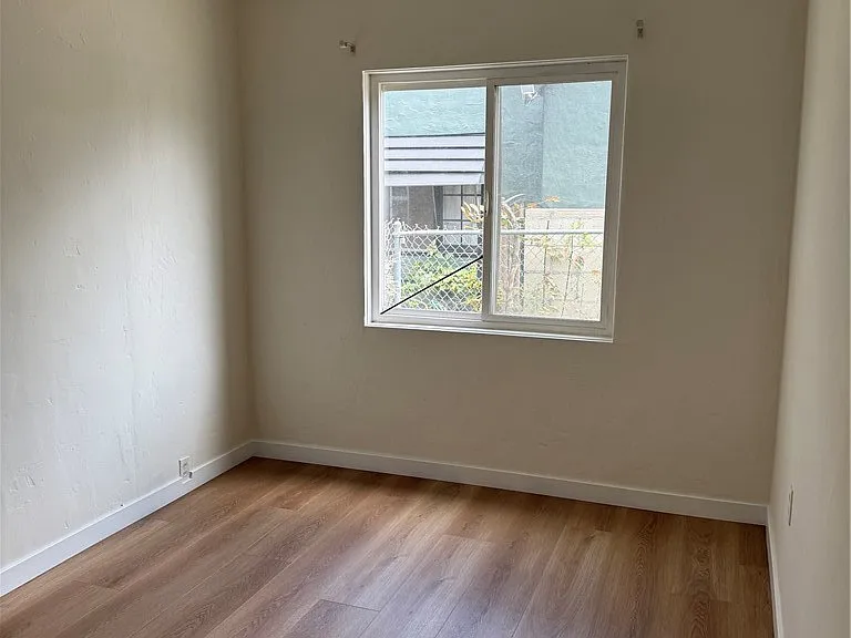 1133 S Van Ness Ave — Photo 12