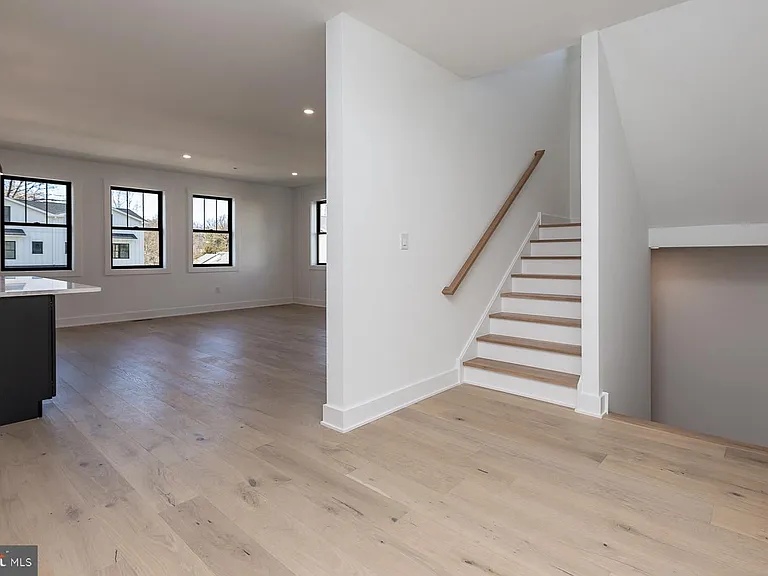 981 Henry Ave — Photo 6
