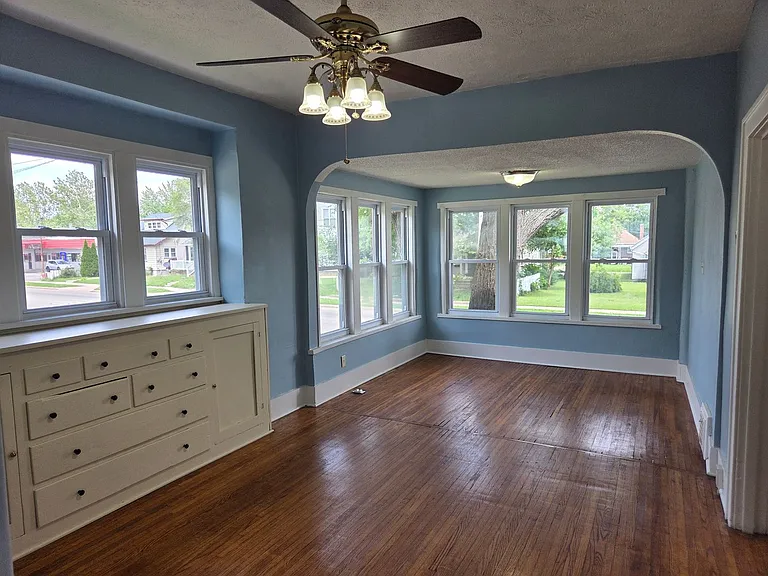 2319 N Sheridan Rd — Photo 2