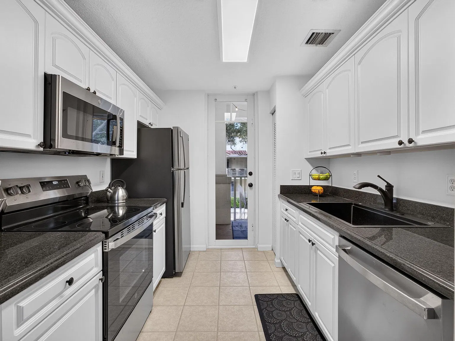 2 bed, 2.0 bath, 1101 sqft, $4,975 — Photo 4