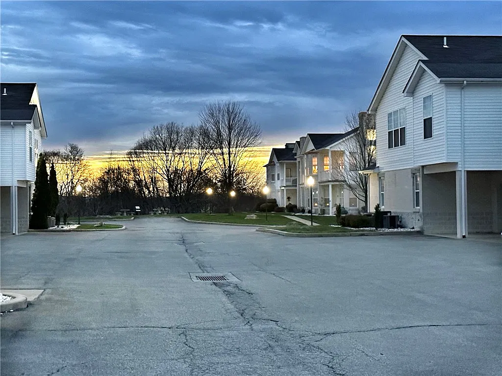 2 bed, 1280 sqft, $1,950 — Photo 2