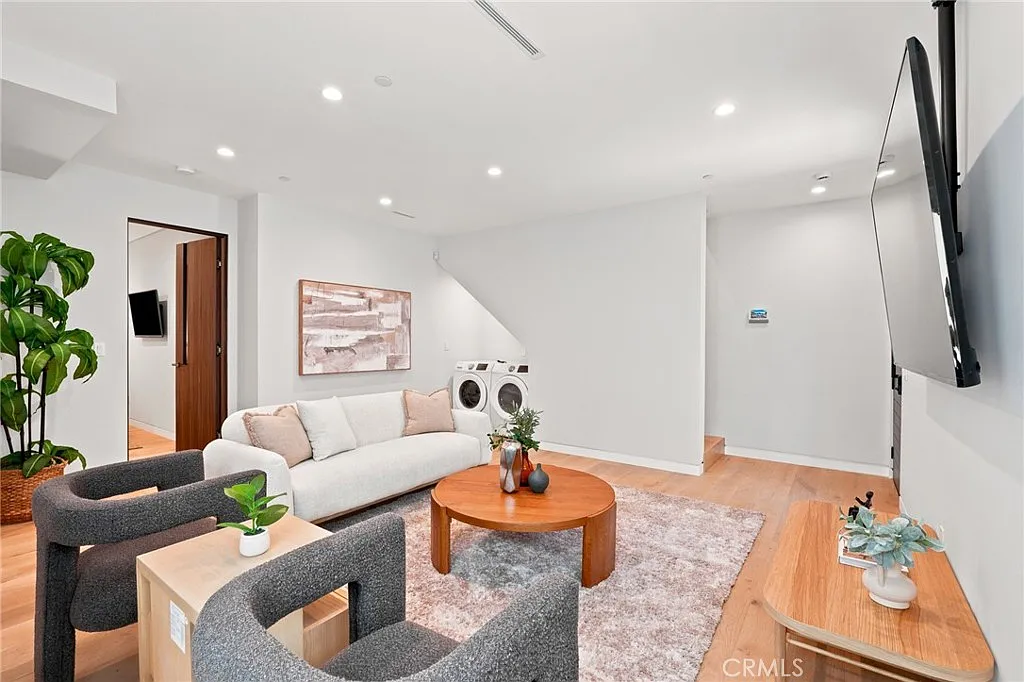 1 bed, 1.5 bath, 1000 sqft, $5,995 — Photo 3