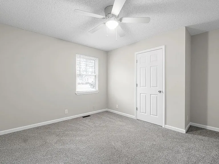 214 Tobacco Rd — Photo 11