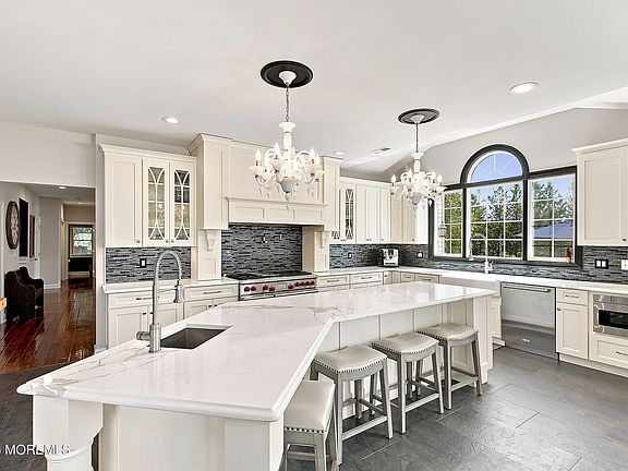 4th image of 6 Courtney Court