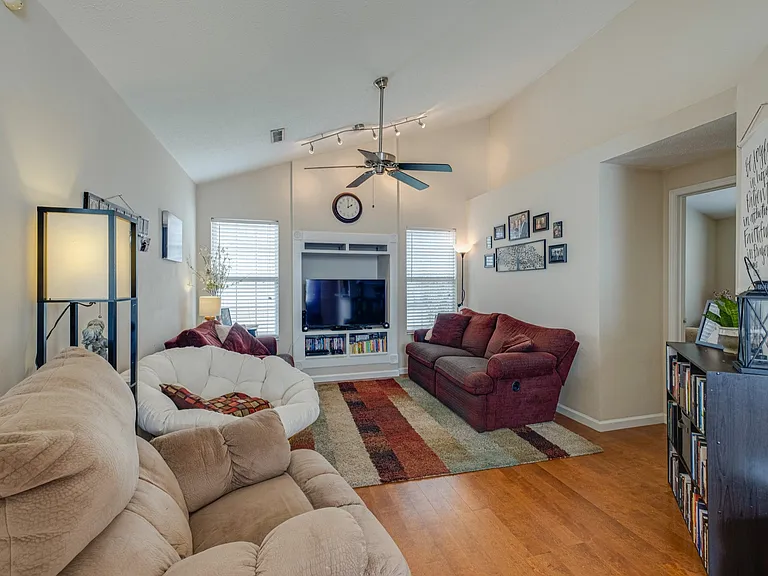 4002 Farmingham Woods Dr — Photo 14