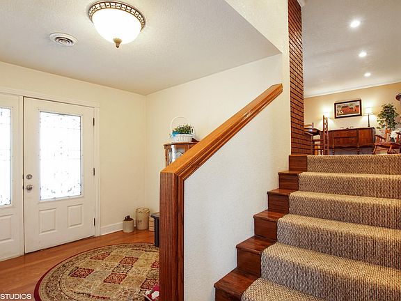 02_1212StoneyDr_32_Foyer_HiRes