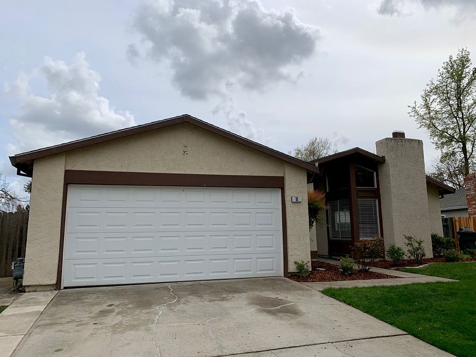 1st image of 10 Nutwood Cir