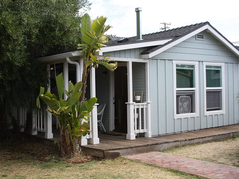 340 Sandercock St — Photo 1
