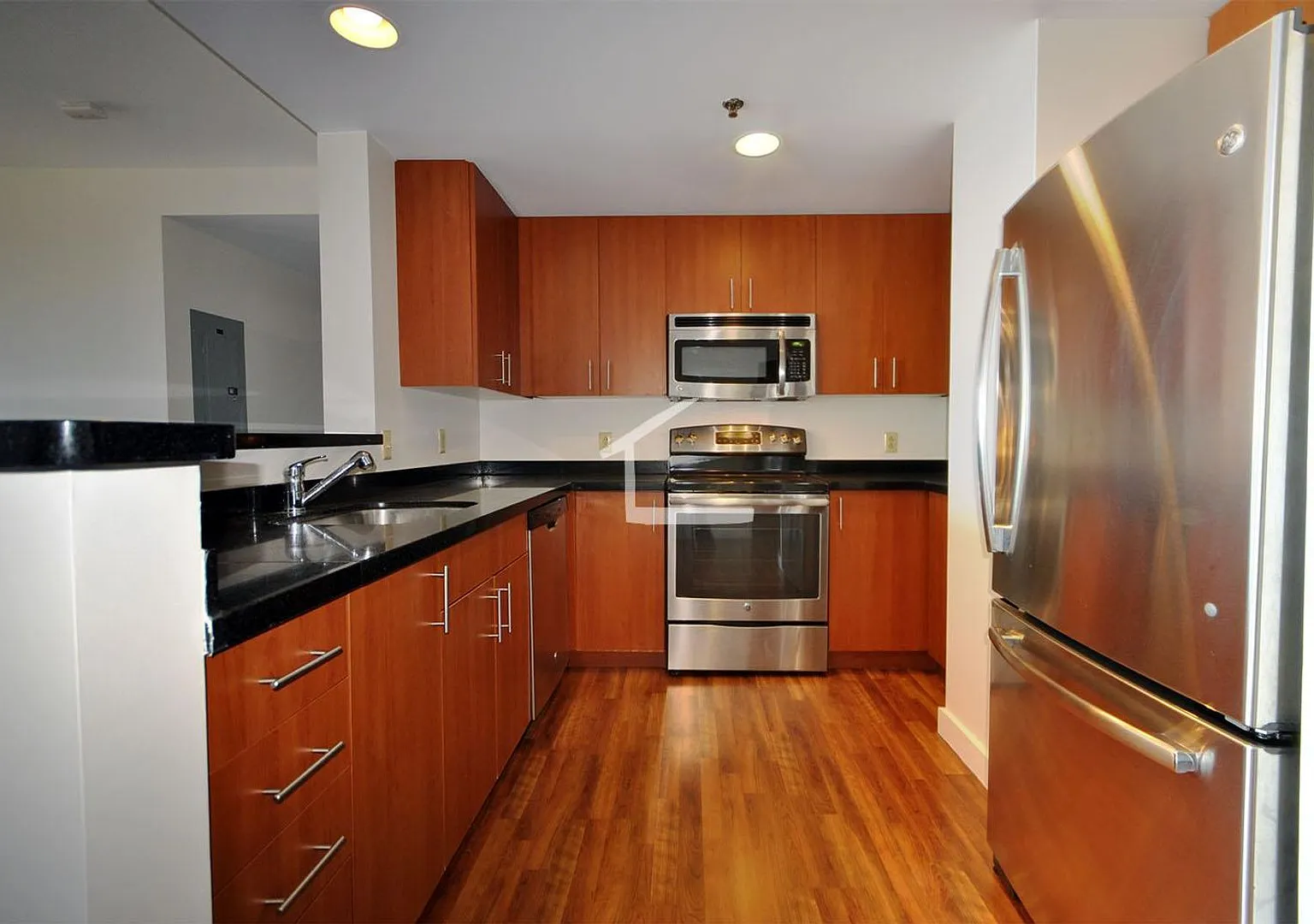 Luxury Fenway Apartment minutes walk to NEU and more! Laundry in Unit! Pet Friendly — Photo 3