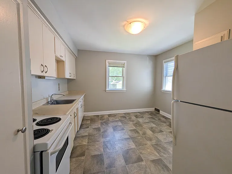 106 Haig St — Photo 5