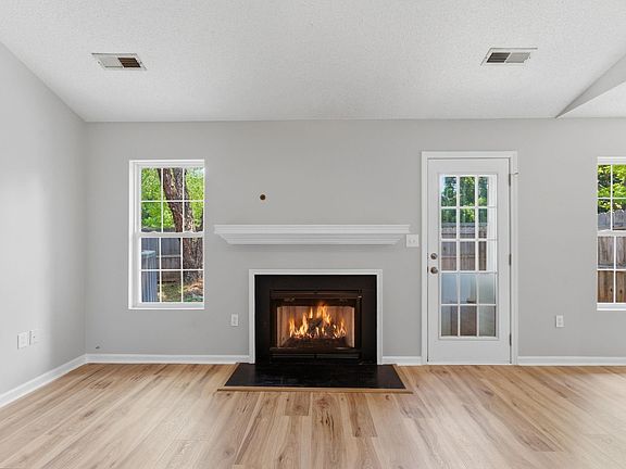 5th image of 109 Woodglen Dr