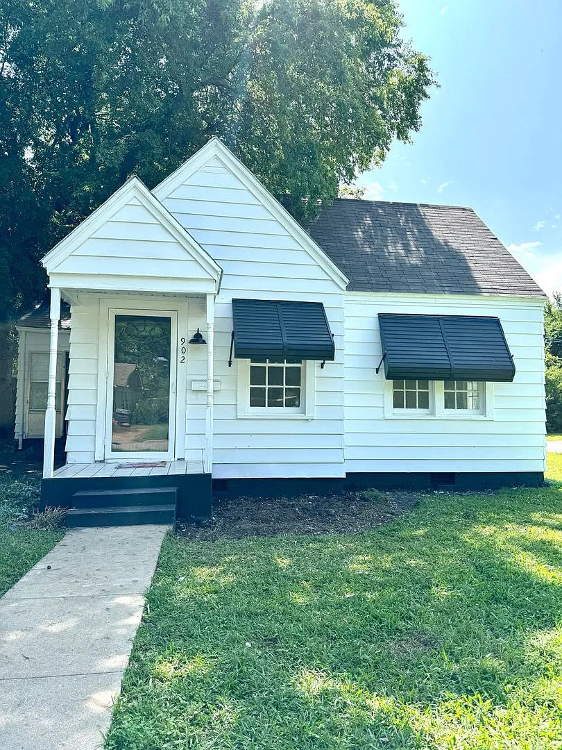 2 Bedroom 1 Bath with Hardwoods for Rent — Photo 1