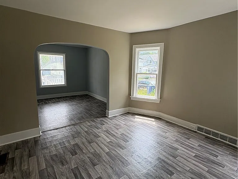 233 Laird Ave — Photo 11