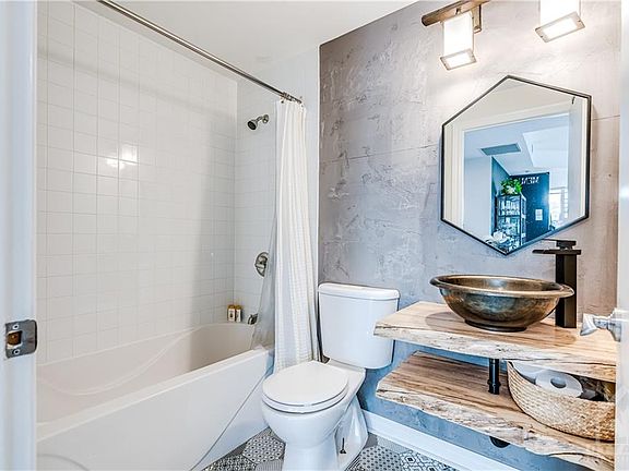 3rd image of 200 Lett St #905