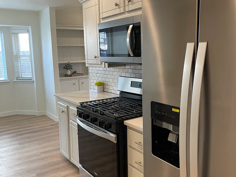 504 Pinewood Dr — Photo 3