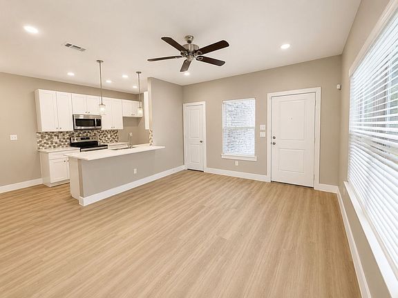 5th image of 8004-8006 Doreen Ave