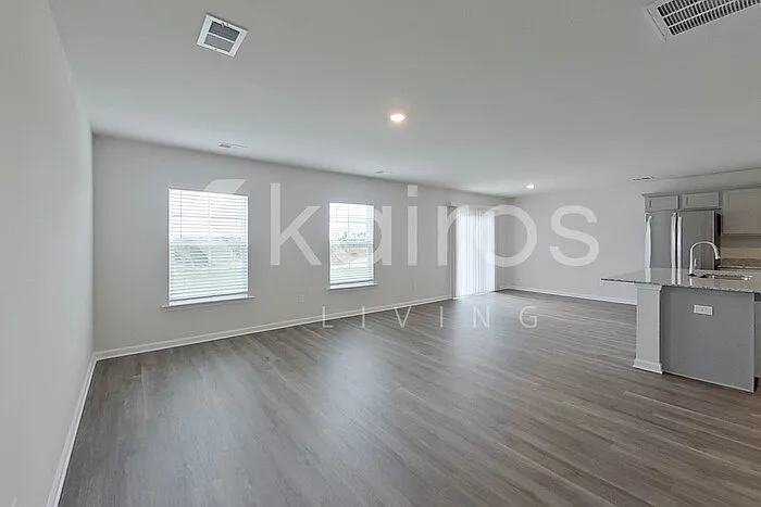 4 bed, 2.5 bath, 1744 sqft, $2,100 — Photo 4