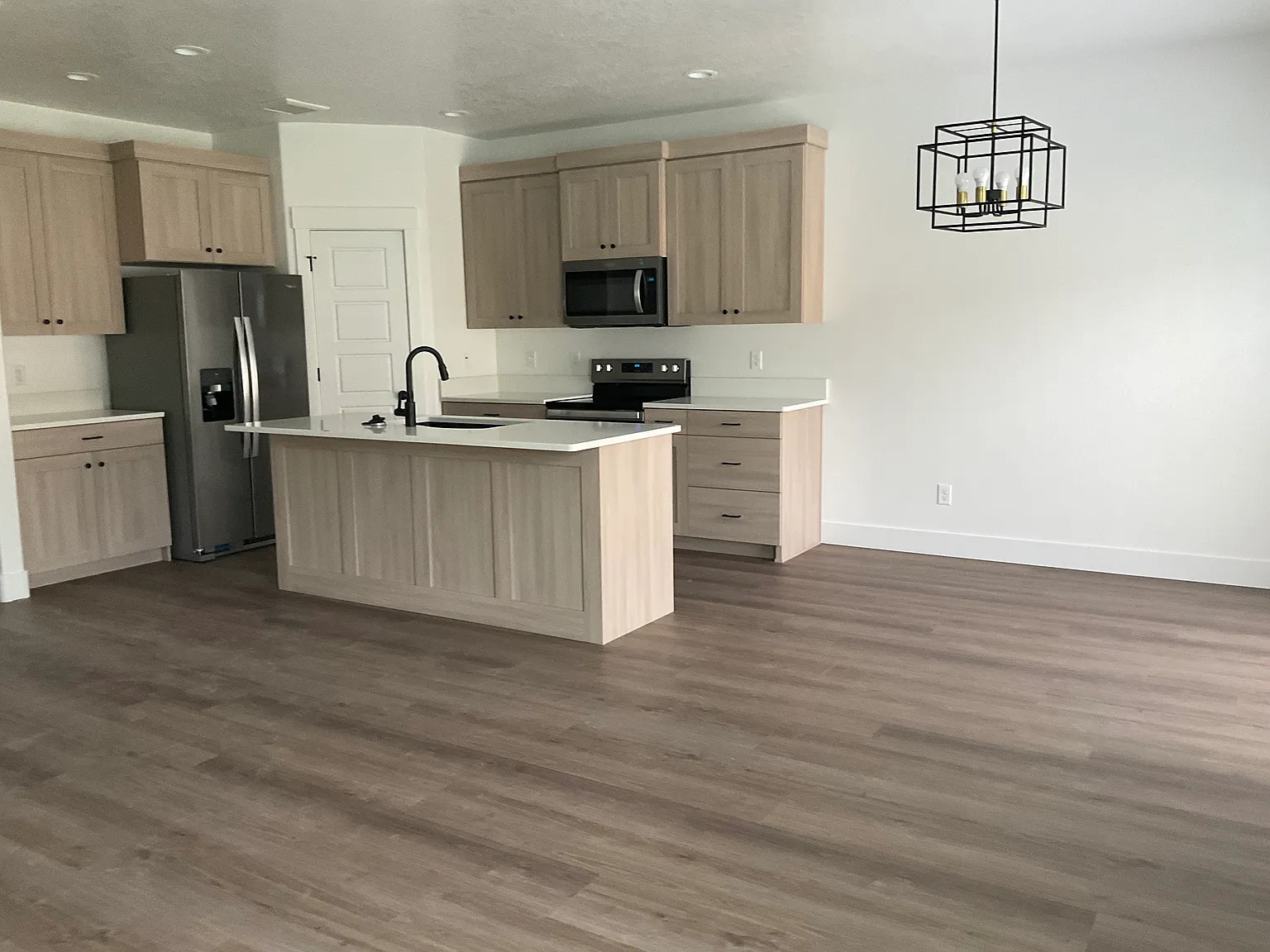2 bed, 2670 sqft, $1,950 — Photo 4