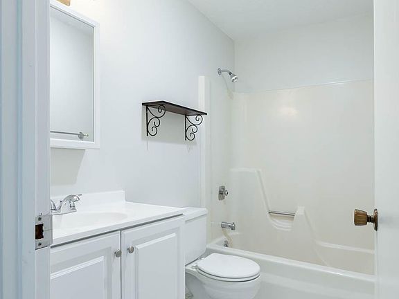 3rd image of 106 Twin Circle Dr