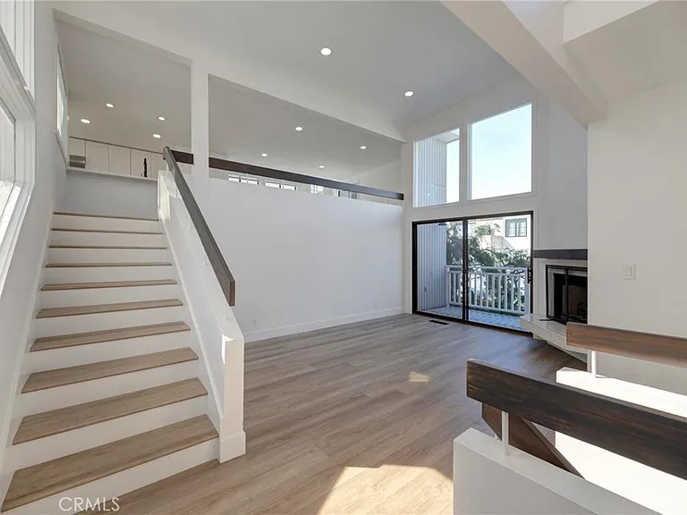 1090 Loma Dr — Photo 13