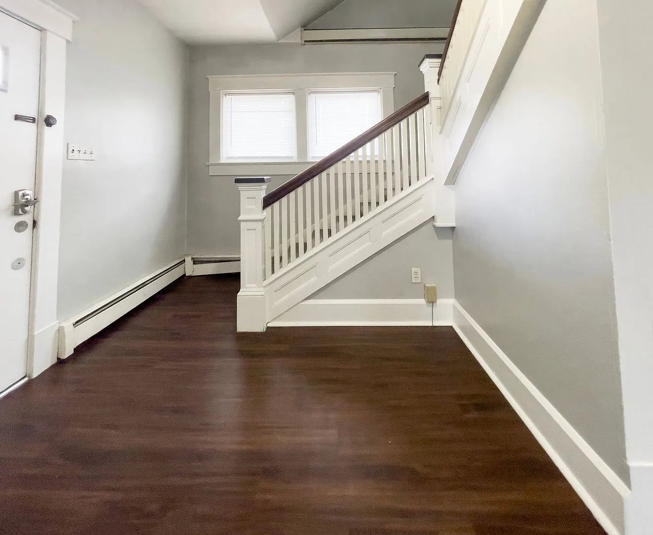 3 Bedroom Unit with Large Front Porch, Close to Campus — Photo 1