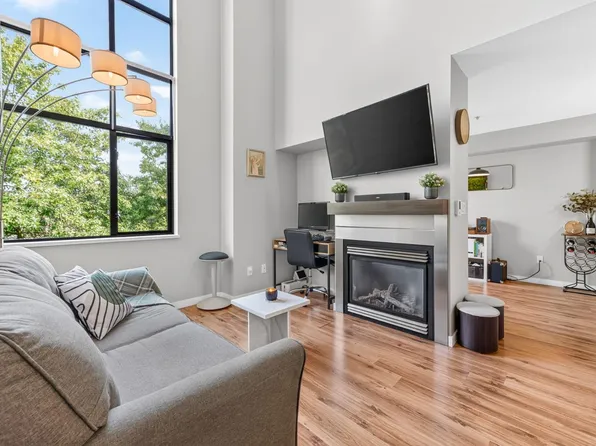 10866 City Pkwy #416, Surrey, BC V3T 5W9
