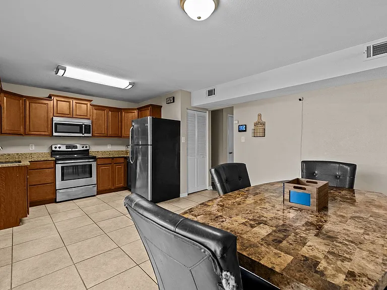 1221 Clydesdale Ln — Photo 5