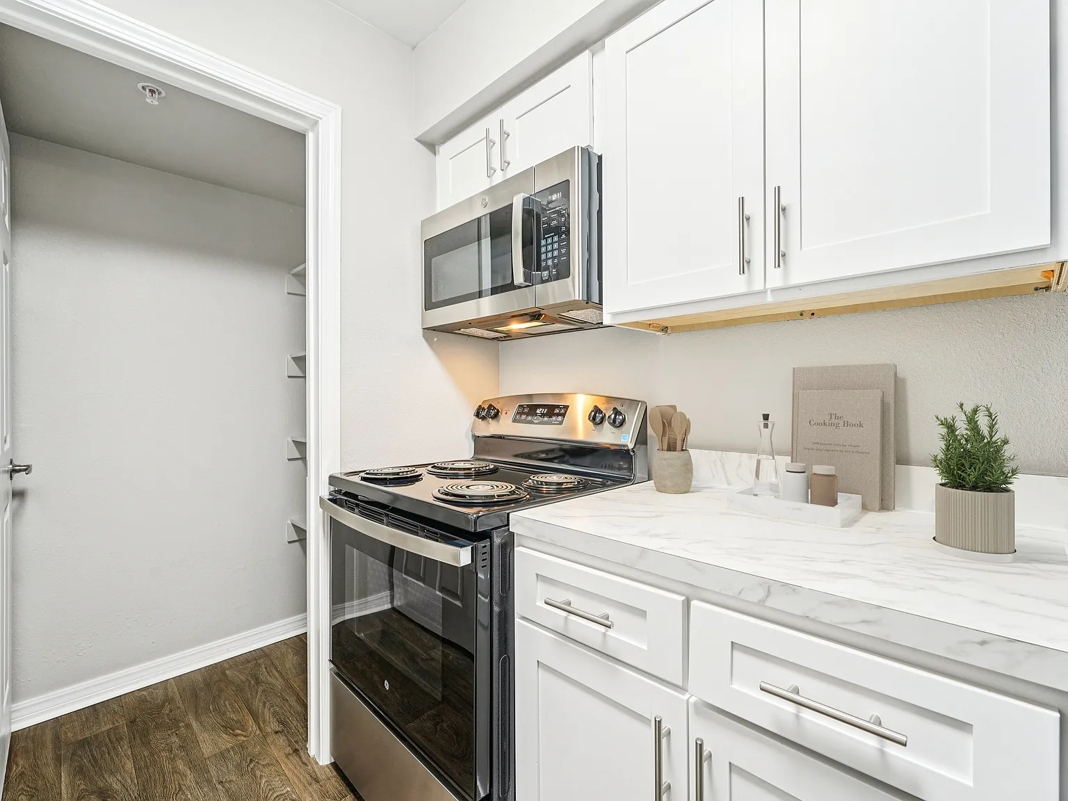 The Warwick Apartment Homes — Photo 2