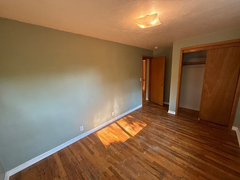1043 Garlock St S — Photo 28