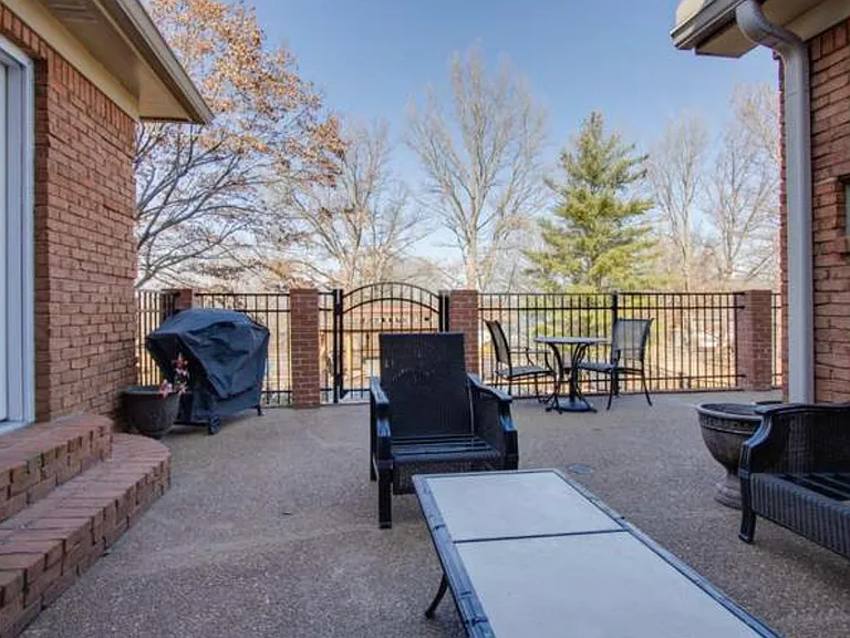 380 Lakeview Cir — Photo 13
