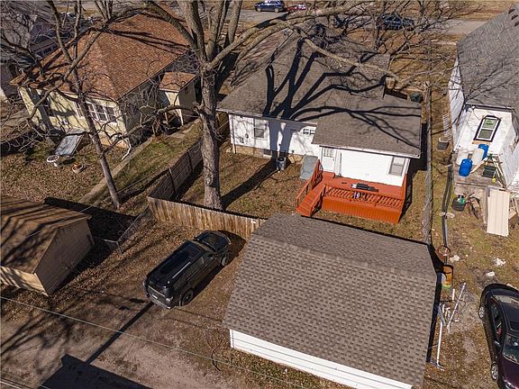 3rd image of 605 W 3rd St