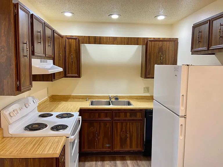 Windsor Crest Apartments — Photo 60