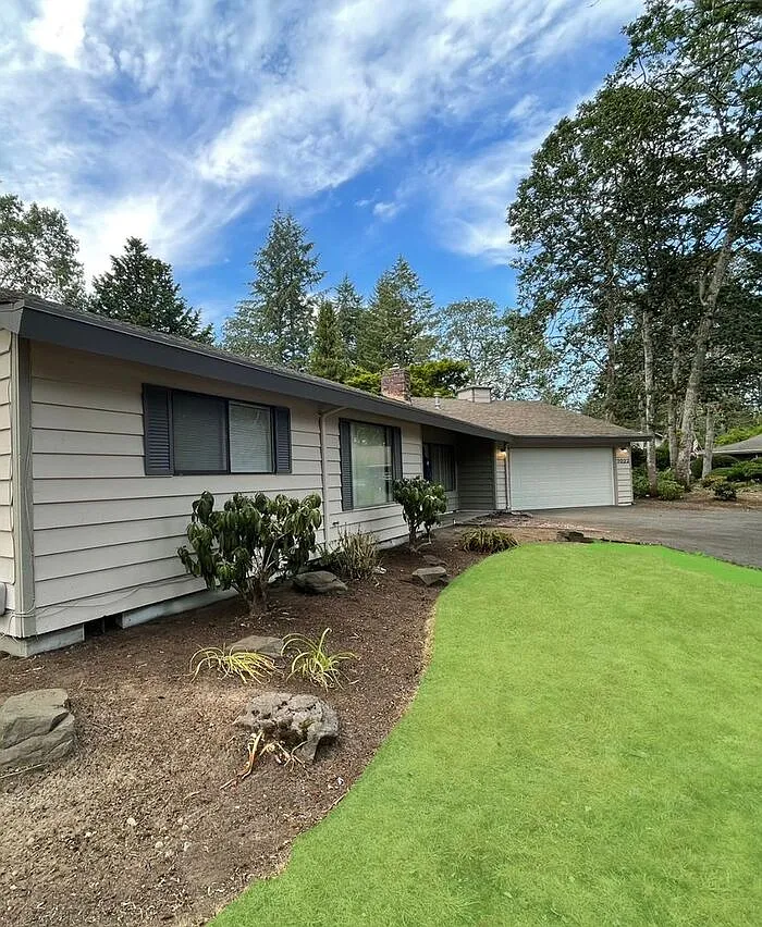 3 bed, 2.0 bath, 1800 sqft, $3,100 — Photo 1