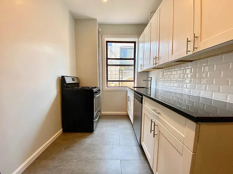 141 Nagle Ave #5E — Photo 2