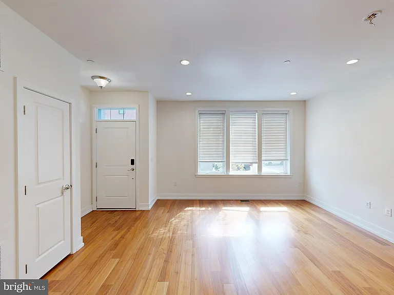 909 Lakeview Ct #909 — Photo 2