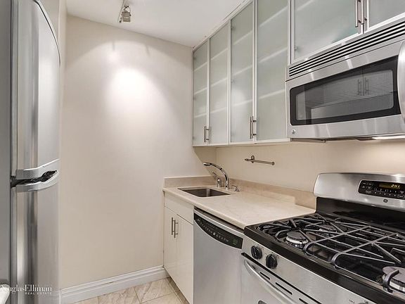 5th image of 30 W 63rd St APT 28W