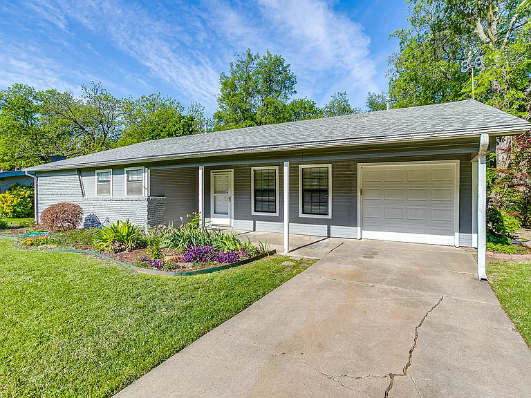 1104 Sproles Dr — Photo 2