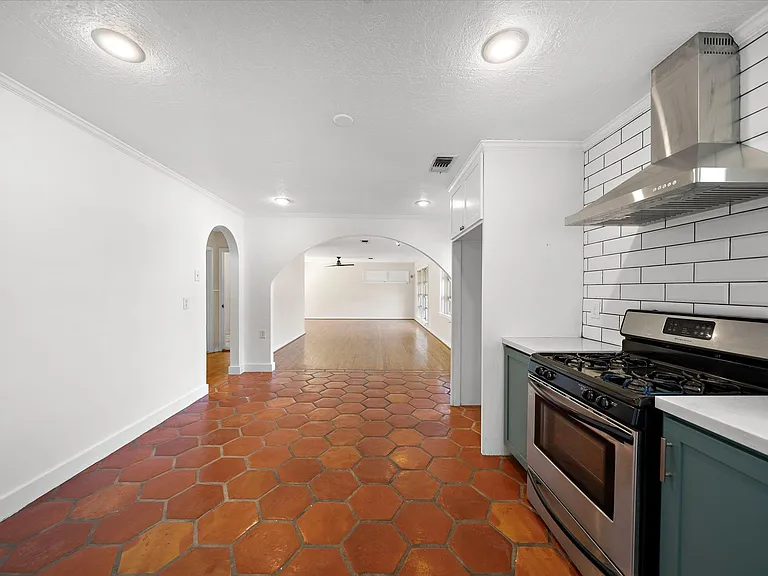 215 Fairbanks St — Photo 13