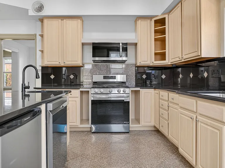 21 Ulster Ave #A — Photo 5