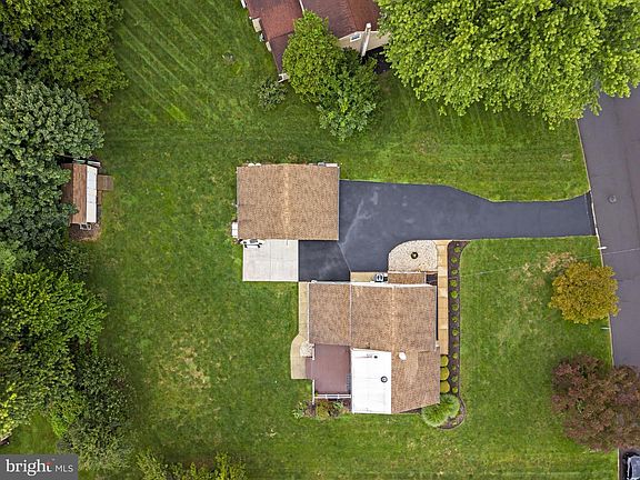 5th image of 55 Brook Dr
