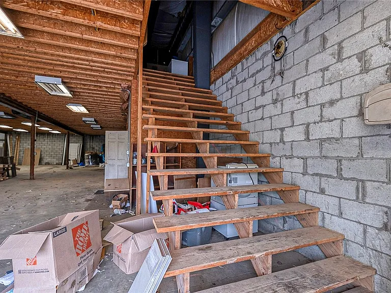 215 Hawk Hill Dr — Photo 10