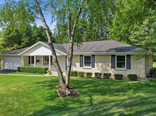 7425 N Braeburn Ln, Glendale, WI 53209