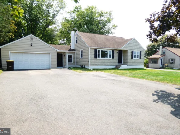 318 Layfield Rd, Perkiomenville, PA 18074