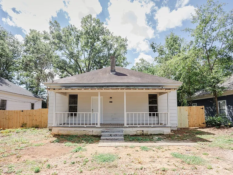 1018 W Broad St — Photo 1