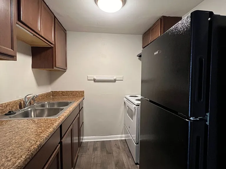 555 East Apartment Homes — Photo 13