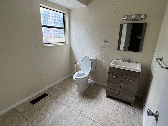 4th image of 623 Center Ave