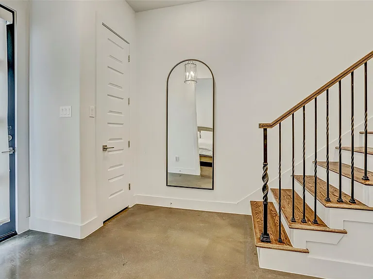 1104 Ennis St — Photo 3