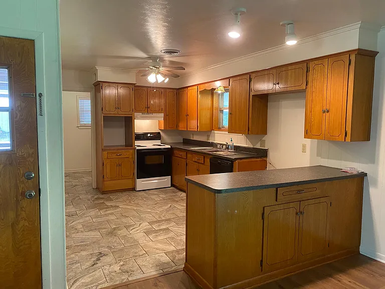 2811 Royal Dr — Photo 5