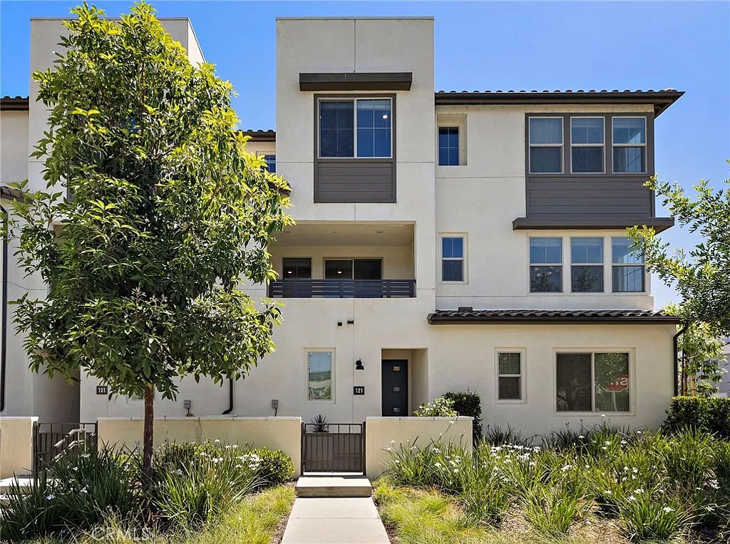 2 bed, 2.5 bath, 1263 sqft, $4,250 — Photo 1