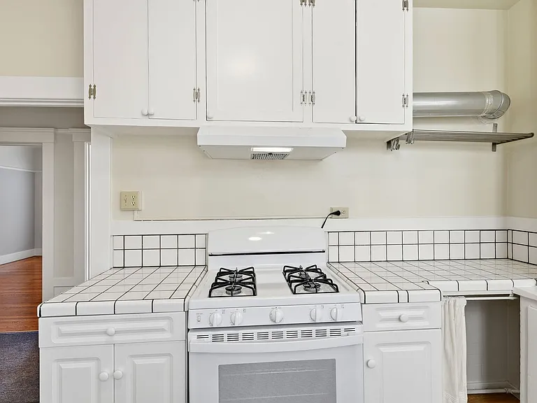 380 29th St #2 — Photo 32
